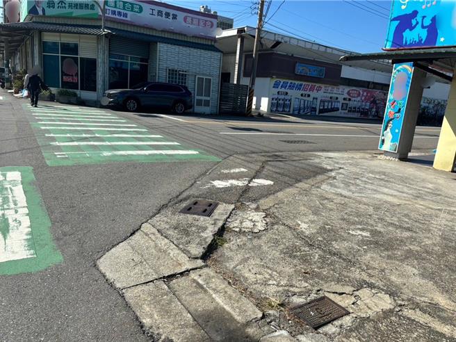 2025年1月4日苗栗县／苗栗县苑里镇西势里的某间KTV，4日凌晨12时发生一起民眾纠纷。34岁柳姓男子与友人相约至KTV唱歌，3名男子因费用分担问题发生争执，柳姓男子一怒之下持利器砍伤友人。（读者提供／吕丽甄苗栗传真）