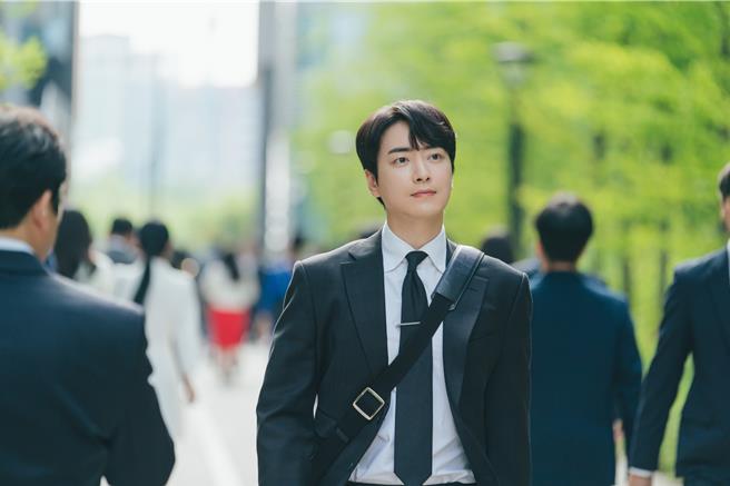 李浚赫在《我的完美秘書》中飾演全能男秘書。（Hami Video提供）
