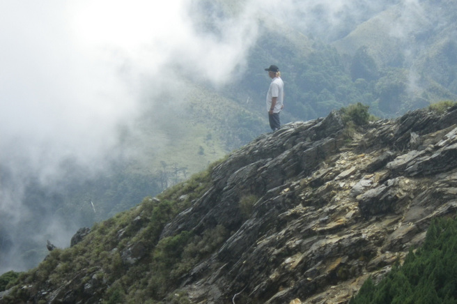 救援人员在云峰附近登高临崖目视，但迄未发现柯玉锟踪影。（中时资料照）