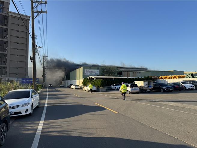 桃园市观音区新富路1处电线工厂4日下午3时许传出2级火警，现场火焰、大量浓烟冒出。（民眾提供／廖姮玥桃园传真）