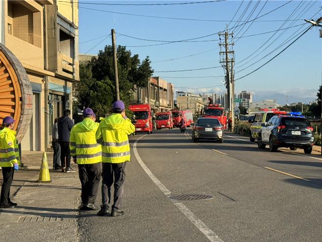 桃园市观音区新富路1处电线工厂4日下午3时许传出2级火警，现场火焰、大量浓烟冒出。（民眾提供／廖姮玥桃园传真）