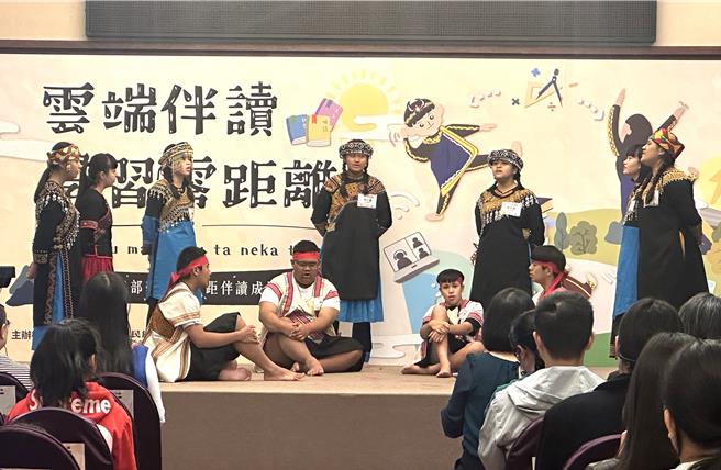 部落学童远距伴读计画4日在台东娜路弯大酒店举行成果发表会，高雄桃源国中以布农族歌曲为活动揭幕。（蔡旻妤摄）