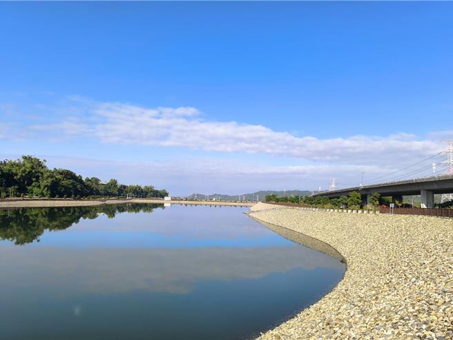 鸟嘴潭人工湖。（李京升摄）