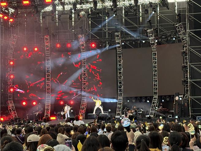 FTISLAND在4日的家族演唱会上，炒热全场气氛。（粉丝提供）