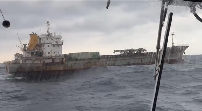 基隆海巡隊3日下午緊急出動，將涉及勾斷海底電纜的喀麥隆籍「SHUNXIN39」貨輪帶回基隆港外海調查。（海巡署提供／張志康基隆傳真）