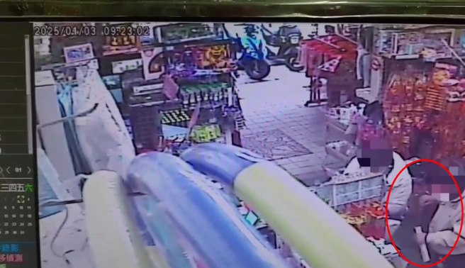 一名61岁蔡姓男子因欠下多年好友林姓男子1万元未还，遭对方用嘲讽语气讨债，甚至被「巴头」，导致蔡男理智线断裂，愤而购买西瓜刀返回公园砍人。（翻摄画面）