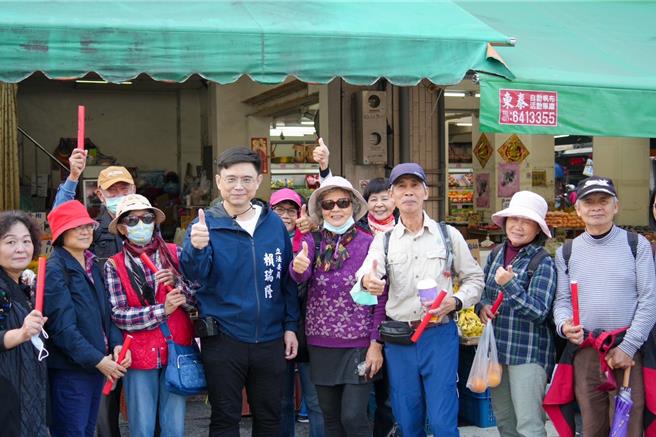 賴瑞隆贈送春聯給市民，提早賀春節愉快，一起喊「讚」。（賴瑞隆辦公室提供／郭良傑高雄傳真）