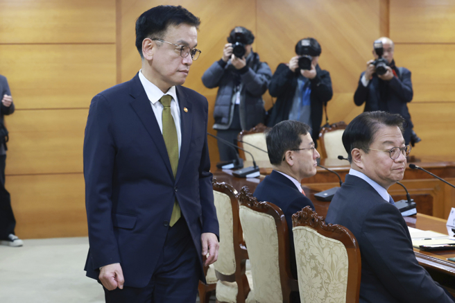 南韩财政部长崔相穆（左）去年12月27日担任代理总统，接手尹锡悦戒严导致一团乱的政府。（资料照／美联社）