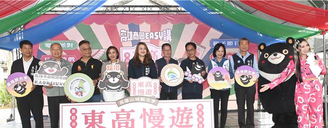 藍綠立委柯志恩（後右二）、邱議瑩（左四）、李昆澤（後右三），以及高雄市觀光局長高閔琳（中）共同出席東高慢遊記者會。（林瑞益攝）