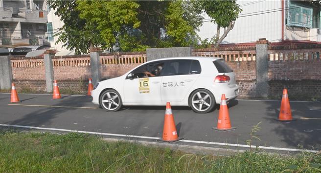 THC拉力賽4日在旗山糖廠舉行，賽車手們全力奔馳，還要閃過路上的三角錐，以免被扣秒。（林瑞益攝）