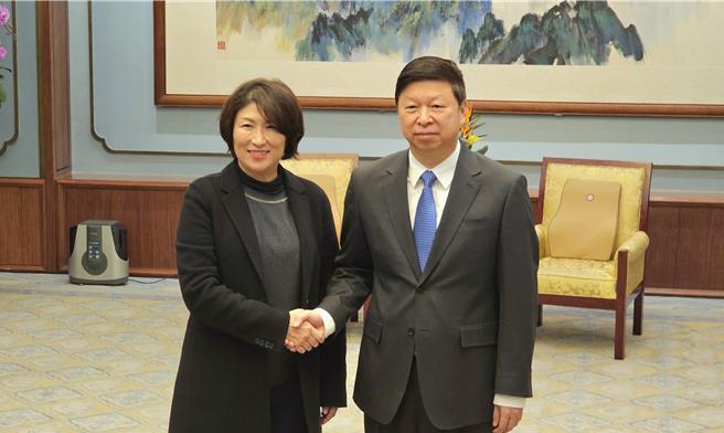 大陆国台办主任宋涛（右）4日傍晚会见台东县长饶庆铃（左），强调两岸一家人有事好商量多商量，并会以台胞福祉作为两岸发展出发点。（吴泓勋摄）