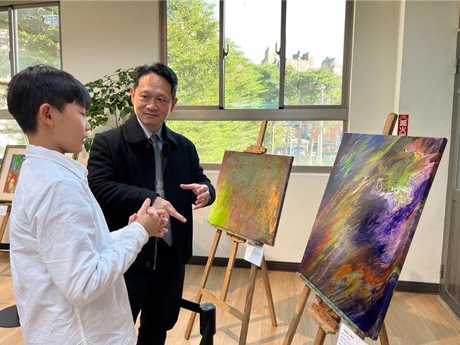 桃園市立圖書館、社團法人台灣黑金剛公益行動協會及風山雲水融合親子共學團合作，在圖書館埔子分館舉辦「過動也是一種天賦」公益協會畫作展覽，展出內容包含立體作品、手工編織、捏塑、小夜燈等計28件作品，展現過動特質孩子的內心世界，將展至27日。（賴佑維攝）