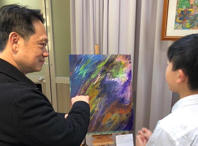 桃園市立圖書館、社團法人台灣黑金剛公益行動協會及風山雲水融合親子共學團合作，在圖書館埔子分館舉辦「過動也是一種天賦」公益協會畫作展覽，展出內容包含立體作品、手工編織、捏塑、小夜燈等計28件作品，展現過動特質孩子的內心世界，將展至27日。（賴佑維攝）