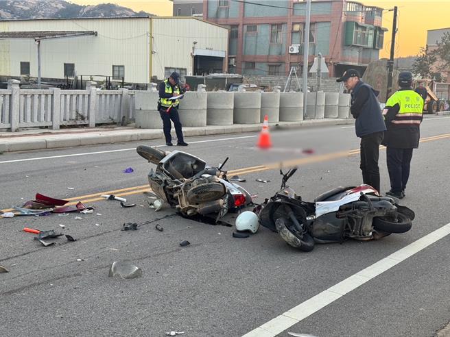 金门县高阳路段4日16时许发生一起2台机车相撞事故。（民眾提供）