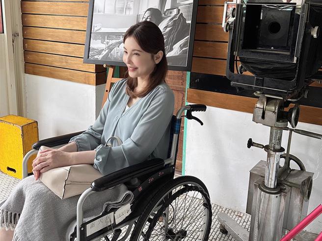 何如芸在剧中饰演半身瘫痪的前妻。（齐石传播提供）