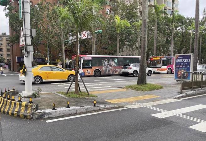 消基会称行人庇护岛常害车子转弯时撞到，遭网友和百万网红Cheap大骂弱智，不敢检讨汽车违规切西瓜，却怪罪到行人头上。(图／资料照)