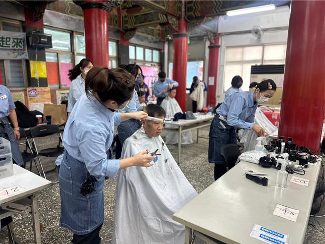 三重区4日上午举行「寒冬送暖」义剪及爱心物资捐赠活动。（新北市议员王威元提供）