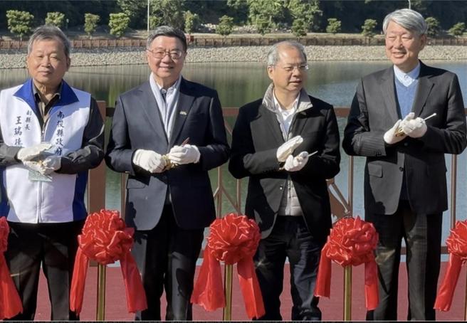 鸟嘴潭人工湖湖区工程竣工 ，行政院长卓荣（左二）、行政院秘书长龚明鑫（右二）、经济部长郭智辉（右一）、南投县副县长王瑞德等来宾亲临剪彩仪式。图／行政院
