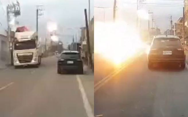 桃园有大货车因鸥翼门未关好，导致路旁电杆被撞断，还扯断电线，瞬间冒出火花。（图／翻摄自爆料公社）