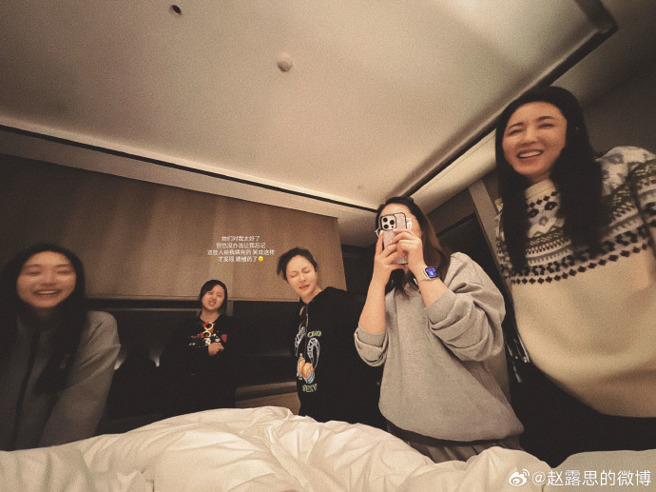 赵露思笑说朋友们还喂错药，结果大家笑成这样。（图／赵露思抖音）