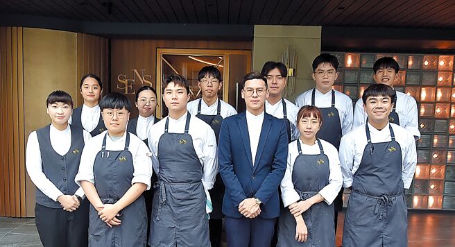米其林一星法式餐廳「SENS」主廚吳定祐（前排左三）年紀不到30歲，卻能從經典法菜五大母醬中加入創意，精準演繹菜餚風味。圖／姚舜