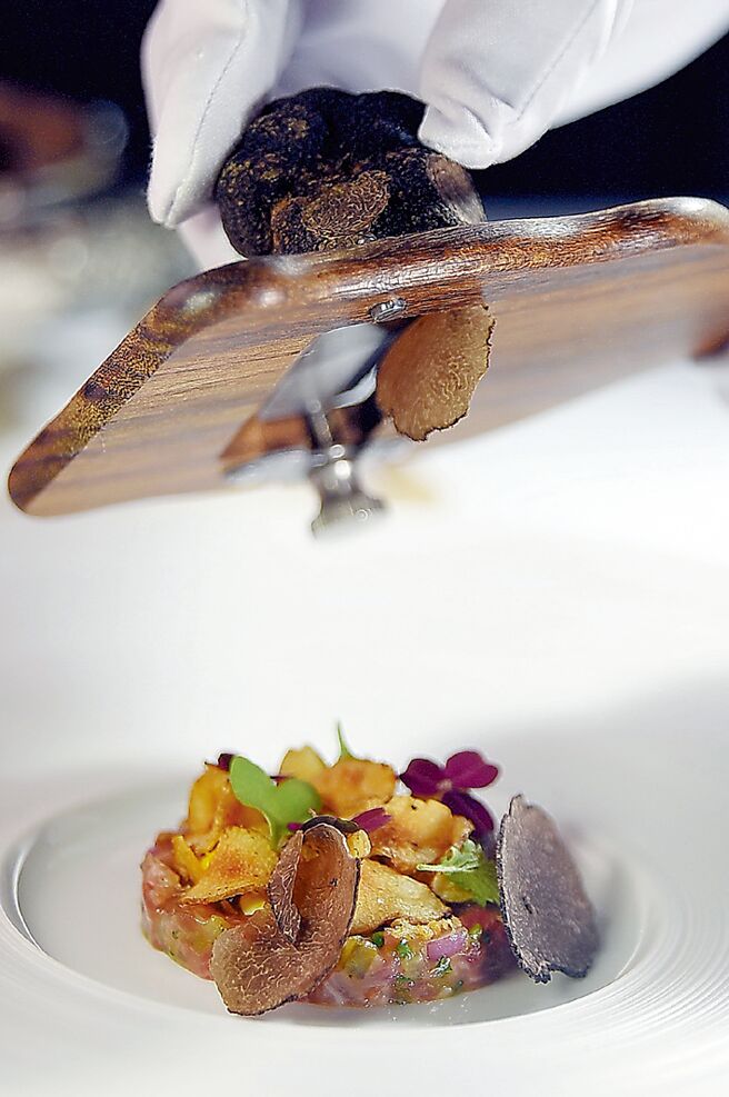 「和牛塔塔／黑松露／鯷魚」是以A5和牛菲力與油封蛋黃、香草製成塔塔，搭配醃漬八個月的芥末籽、鯷魚美乃滋、油封蛋黃醬，撒上蒜酥、季節菊芋脆片增添口感，並現刨季節黑松露增添香氣。圖／姚舜