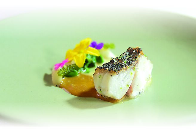 「藍瓜石斑／白蘆筍／牛肝菌」為炭烤石斑提味的醬汁，是以藍瓜石斑魚骨結合嫩薑熬煮，並融合用蘑菇、花菇、巴西蘑菇與牛肝菌等四種蕈菇萃取之菇醬製作。圖／姚舜