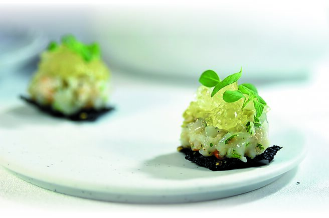 台北米其林一星法式料理餐廳「SENS」冬季套餐Amuse Bouche「海螯蝦／柑橘／羅勒」，第一吃為以墨魚藜麥脆片搭配炙燒海螯蝦肉，並以酪梨泥與柳橙羅勒晶凍增加口感與風味。圖／姚舜