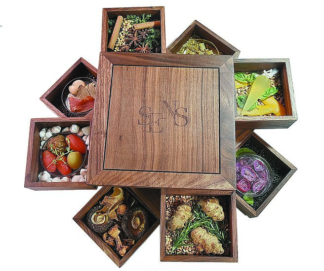 米其林一星法式餐廳「SENS」冬季套餐，主廚Darius以「時日淬鍊」為主題，以發酵、醃漬、萃取、熟成、冰滴、燉煮，以及油封與乾燥等八種烹調工藝，透過時間賦予料理不同層次與風味。圖／姚舜