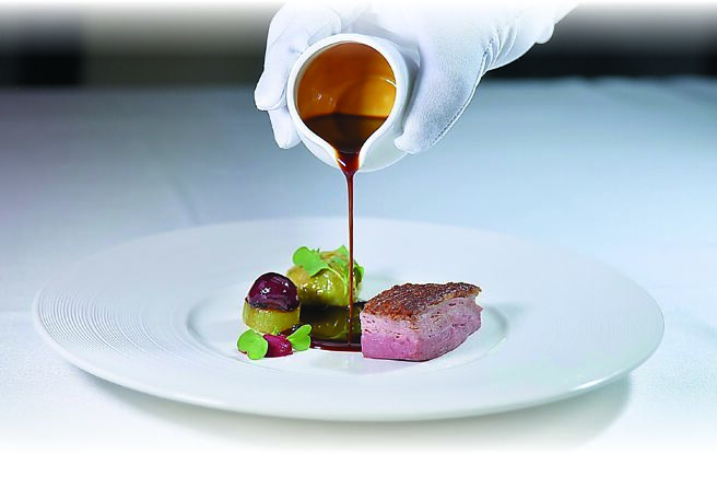 「SENS」餐廳冬季套餐主菜「胭脂鴨／櫻桃／青提子」，是以熟成十天的彰化胭脂鴨撒上自製五香粉，風乾後慢烤，並以用焦化青蔥和青提子熬煮的醬汁提味。圖／姚舜