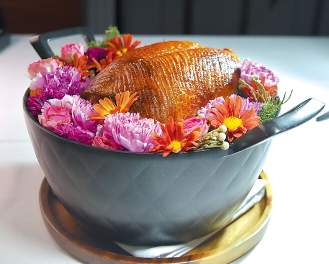 米其林一星法式餐廳「SENS」冬季套餐主菜不是牛、羊，而是用彰化胭脂鴨烤製的烤鴨。圖／姚舜