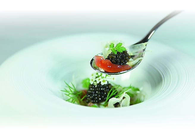 「鱈場蟹／魚子醬／梅漬番茄」是以鮮甜鱈場蟹肉、滑順的絲綢乳酪，搭配梅漬番茄與茴香頭薄片，並以小葉種梅子醬和Oscietra魚子醬提味。圖／姚舜