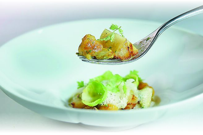 「北海道干貝／栗子南瓜／發酵西芹根」是以栗子南瓜為基底，搭配以紅心地瓜取代馬鈴薯製作的義大利麵疙瘩，並將北海道干貝以柚子味噌、海苔奶油香煎，提味醬汁是以加入發酵西芹根、柚子味噌與鹽漬海苔製成的白醬，最後點綴發酵西芹根汁Foam，味道極富層次。圖／姚舜