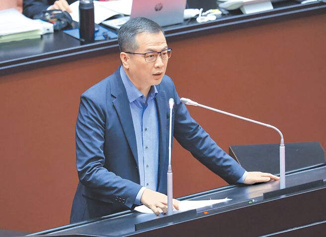 立委罗智强3日表示，只要数发部敢乱编预算，他就敢砍。（姚志平摄）