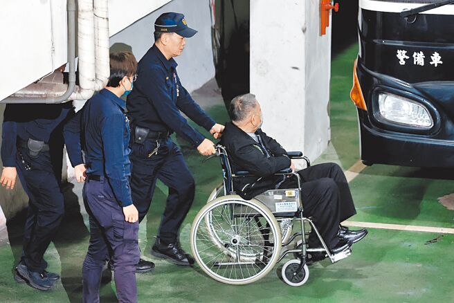 威京集團主席沈慶京（右）在庭審後遭裁定羈押禁見。（杜宜諳攝）