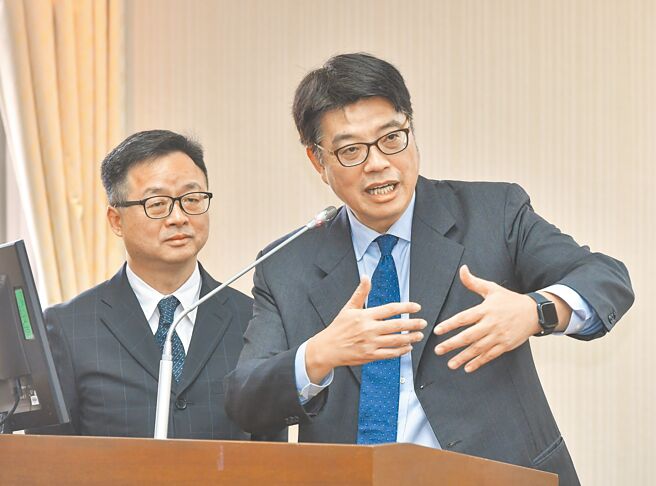 陸委會主委邱垂正（右）3日表示，恢復兩岸正常觀光交流是政府不變的政策，樂見也歡迎陸客來台。（本報系資料照片）