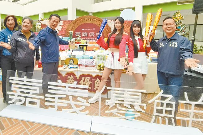嘉义县打响「嘉义优鲜」优质农特产品牌，县长翁章梁（左三）3日强力推荐年节礼盒。（廖素慧摄）