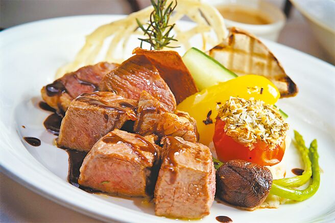 「勃根地红酒炙牛肉」选用上等的肋眼牛排搭配黑皮诺品种的勃根地红酒酱汁，充满欧式经典迷人风味。（神旺商务酒店提供）（拒绝酒驾 饮酒过量，有害健康。）