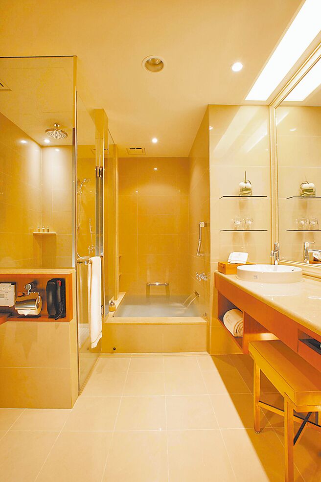 神旺商务酒店客房亮点之一为每房皆设置超大日式降板浴缸，旅客可轻松体验台北市中心风吕住宿。（神旺商务酒店提供）