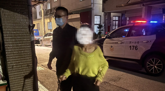又是妳！趴趴走又忘回家路 暖警認出阿婆助平安歸