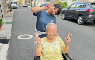 拾荒阿嬤無力行走 居服員陪撿回收物平撫焦慮