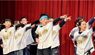 英语歌曲演唱竞赛落幕 师生齐展歌喉凝聚向心力