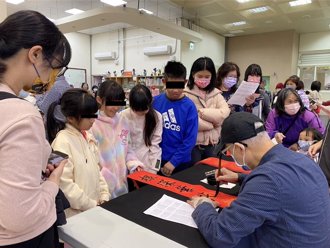 農曆春節將至 彰市公所辦揮毫贈春聯