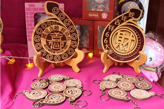 蛇年限定！嘉義城隍廟「祥蛇賀歲」招財錢母亮相