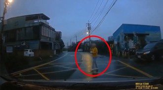 黃衣阿嬤過馬路遭撞飛 汽車駕駛辯稱：沒看到！