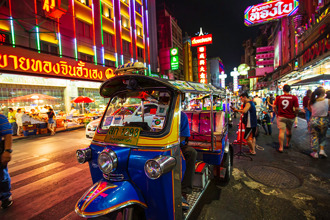 男女激情交疊 嘟嘟車上演活春宮 司機勸不聽傻眼