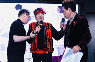 直擊》「鑽石歌王」林沖站起來了！慶92歲大壽突道歉：請大家原諒