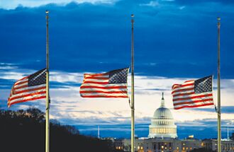 就職需降半旗悼卡特 川普不滿