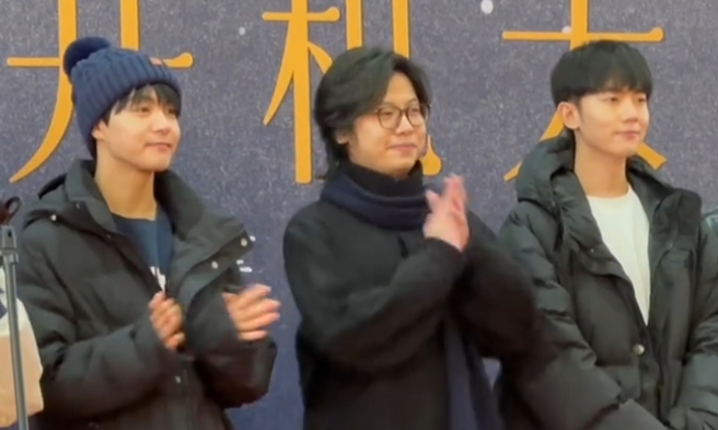 大陆新生代李明德(右)4日开轰网路剧《三人行》男一演员，网友疯猜是马天宇(左)，剧组发出声明反击。（图／摄自微博@电视剧三人行）