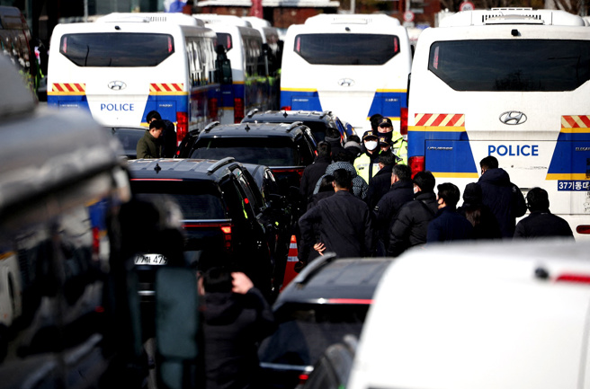 画面为南韩检调人员3日因无法执行法院批准对尹锡悦的拘留令，离开总统官邸。（路透社）